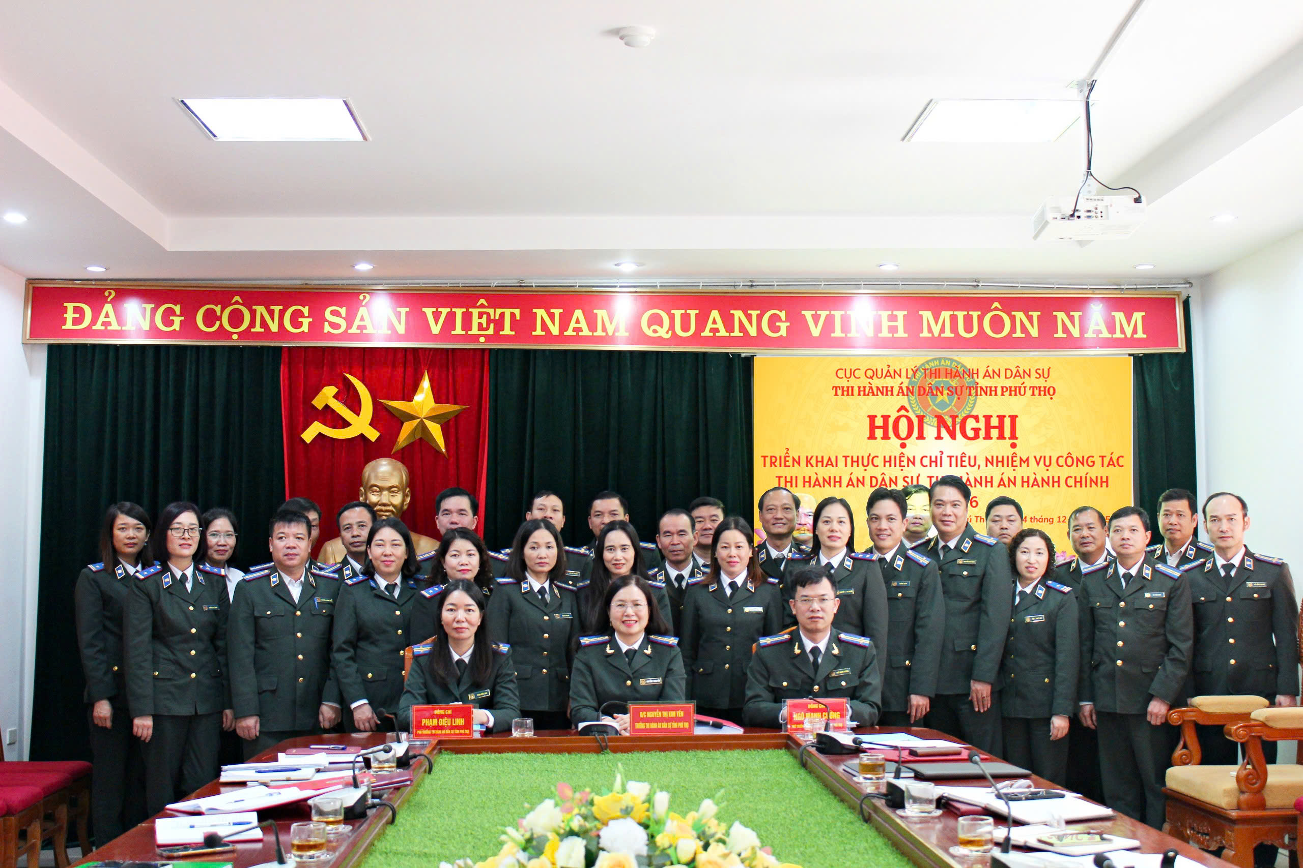 A group of people sitting at a tableAI-generated content may be incorrect.