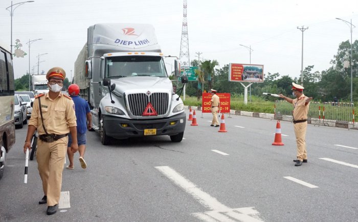 Công chức, người lao động Chi cục Thi hành án dân sự thành phố Việt Trì tích cực tình nguyện tham gia hỗ trợ tuyến đầu chống dịch COVID-19