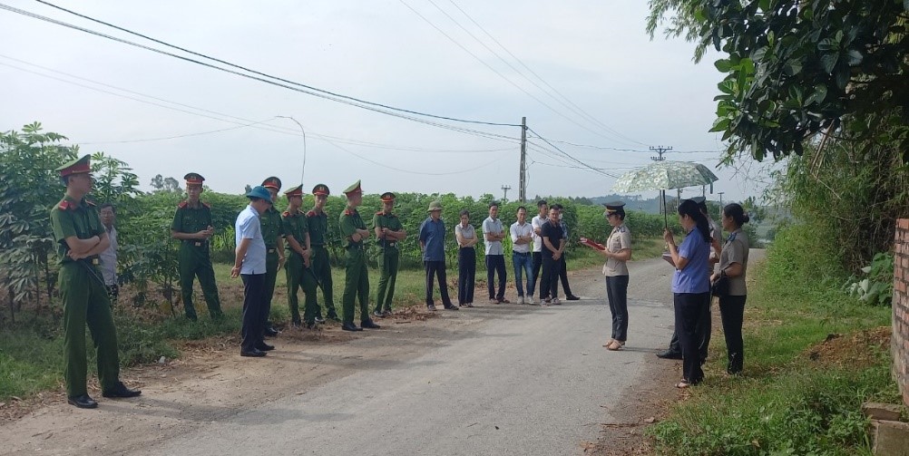 Chi cục Thi hành án dân sự huyện Tam Nông hưởng ứng Ngày Pháp luật          Việt Nam 09/11