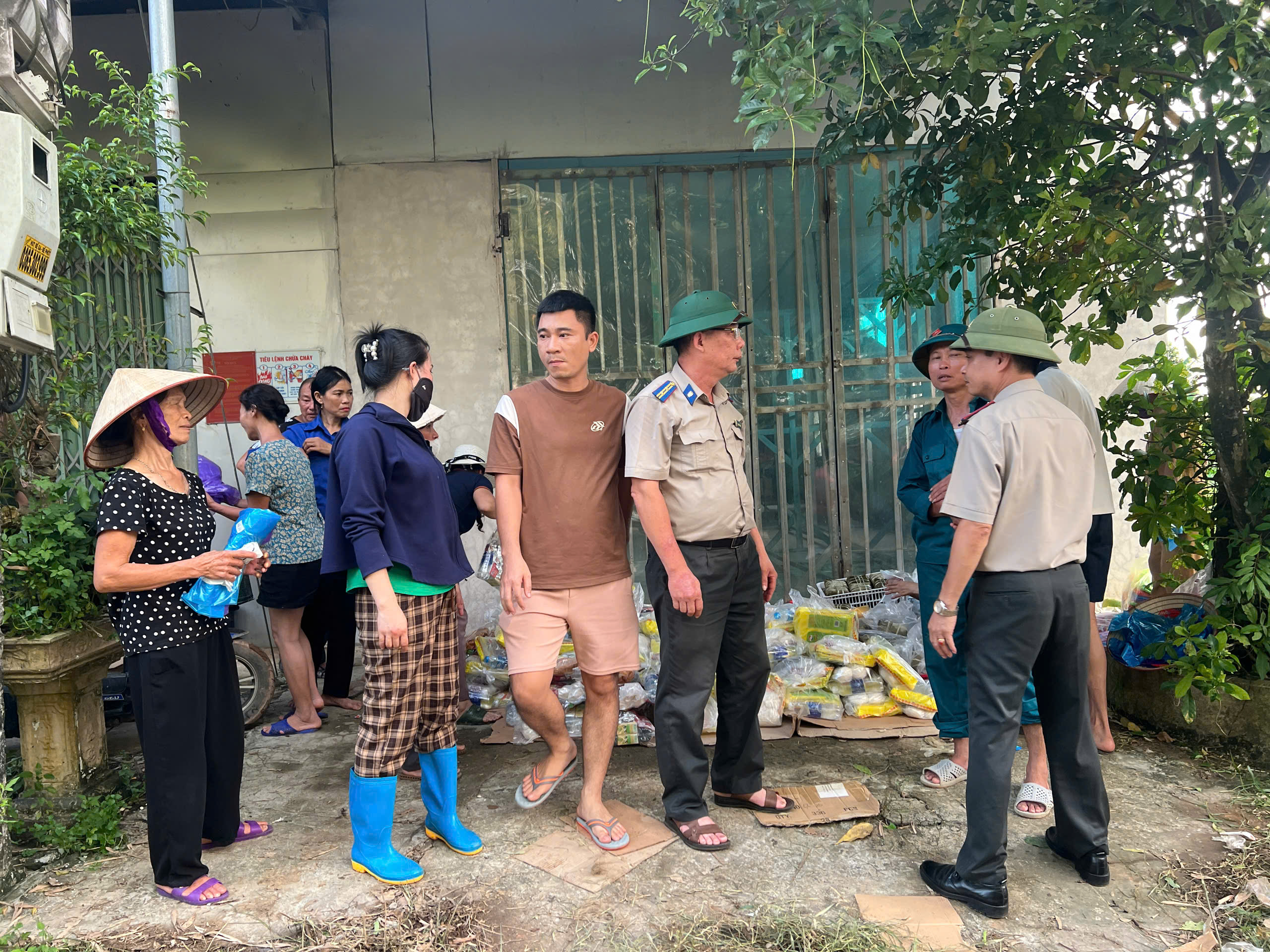 Chi cục Thi hành án dân sự huyện Hạ Hòa tham gia cứu trợ người dân bị ảnh hưởng, thiệt hại do bão lũ