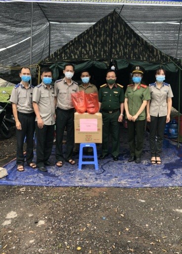 Chi cục THADS thành phố Sông Công thực hiện tốt công tác dân vận trong tổ chức giao tài sản cho người trúng đấu giá và chung tay hỗ trợ phòng chống dịch bệnh Covid 19