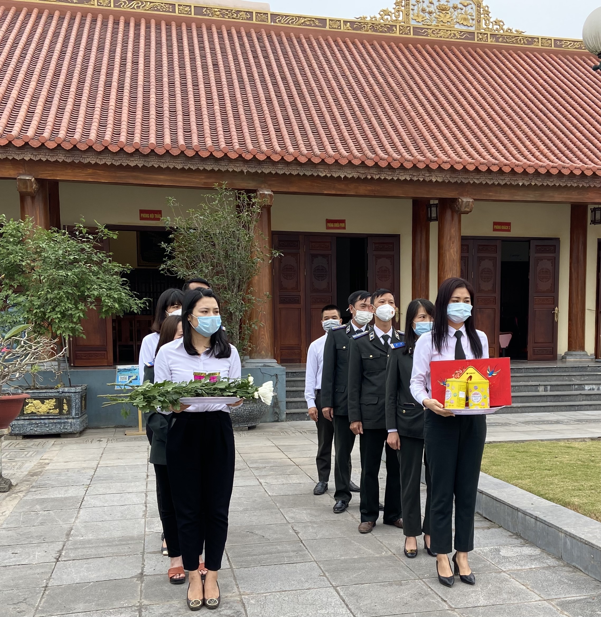 Dâng hương tưởng niệm 60 liệt sĩ TNXP Đại đội 915