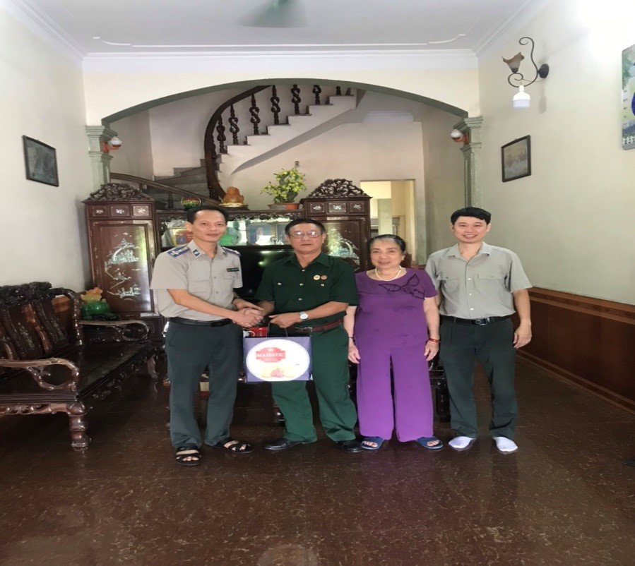 Thăm hỏi, tặng quà gia đình thương binh, liệt sỹ nhân dịp ngày 27/7