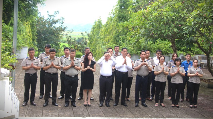 Thứ trưởng Mai Lương Khôi dâng hương tại Khu di tích lịch sử Bộ Tư pháp