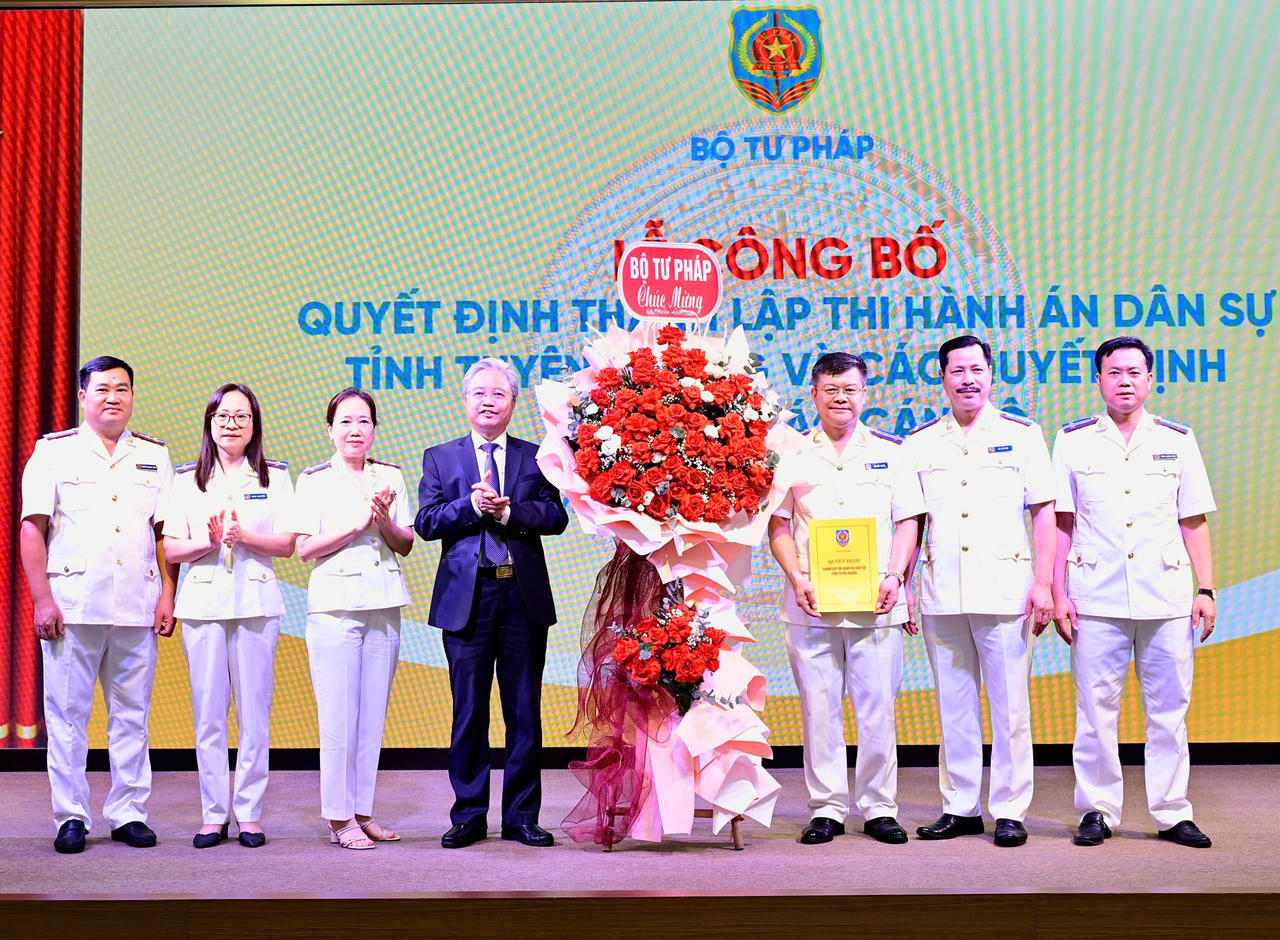 Lãnh đạo Bộ Tư Pháp tặng hoa chúc mừng THADS tỉnh Tuyên Quang (Ảnh: Lê Hanh)