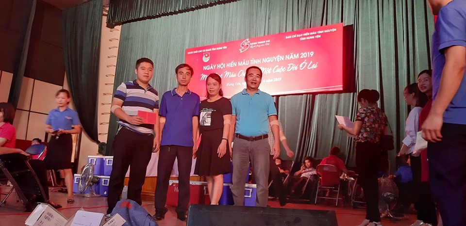 Đoàn viên Chi đoàn Cục Thi hành án dân sự tỉnh Hưng Yên tham gia hiến máu hưởng ứng phong trào “Ngày hội hiến máu tình nguyện”.