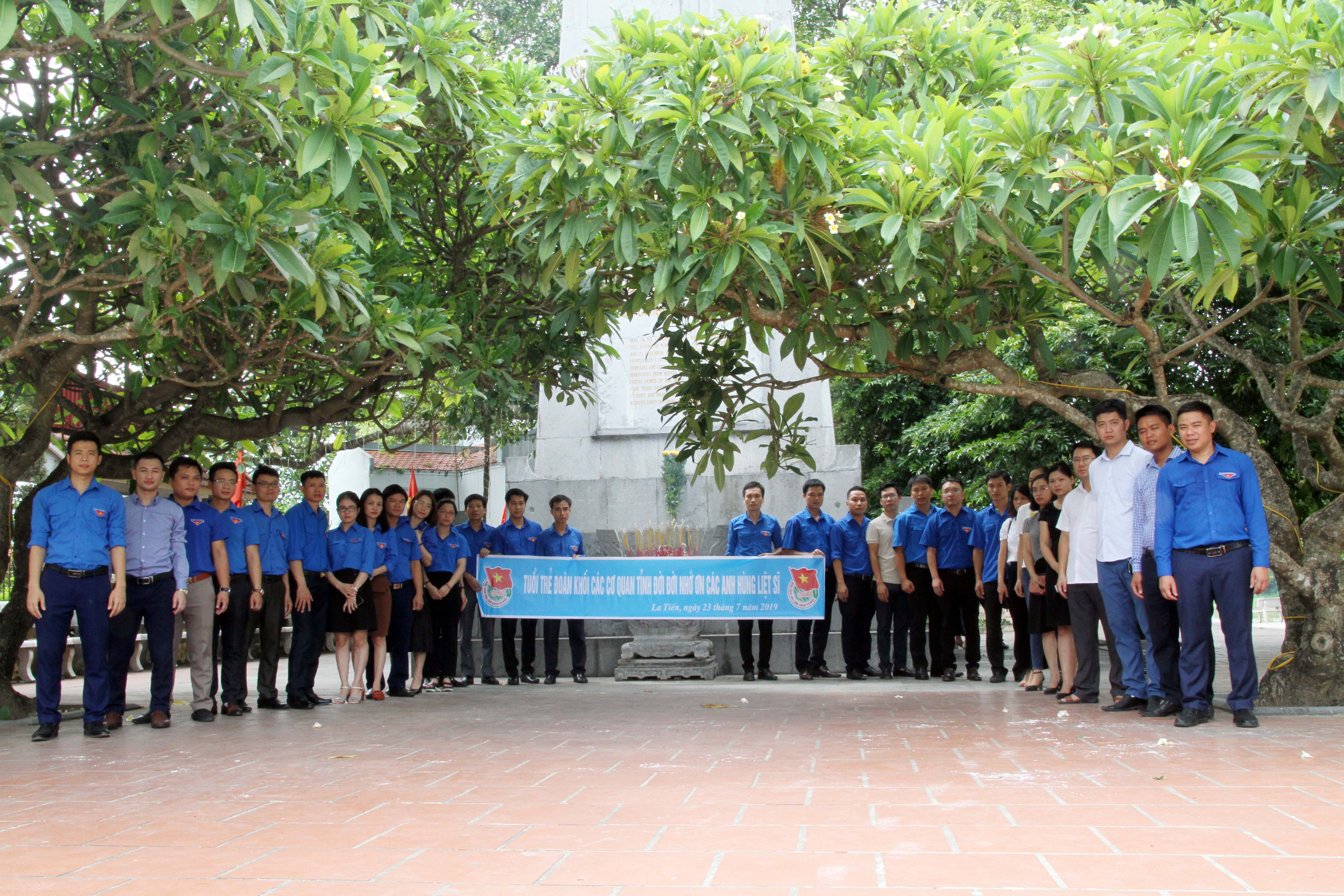 Chi đoàn Cục Thi hành án dân sự tỉnh Hưng Yên phối hợp với Đoàn Khối các cơ quan tỉnh Hưng Yên và các chi đoàn trong cụm thi đua số 2 thăm hỏi và tặng quà cho các gia đình thương binh, liệt sỹ nhân kỷ niệm ngày Thương binh liệt sỹ 27/7