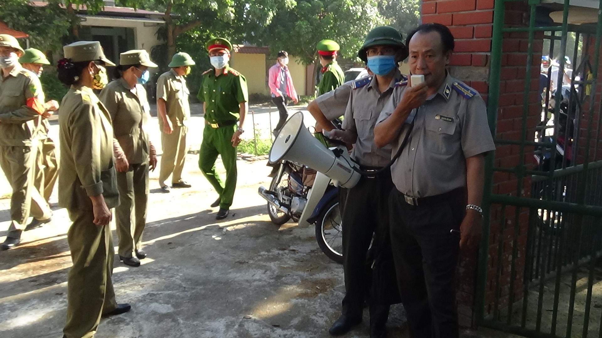 Cục Thi hành án dân sự tỉnh Hưng Yên phối hợp với các cơ quan chức năng và chính quyền địa phương tiến hành cưỡng chế kê biên, xử lý tài sản đối với Công ty TNHH Thái Đăng Long