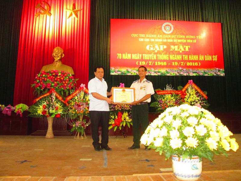 Chi cục Thi hành án dân sự huyện Tiên Lữ tổ chức lễ kỉ niệm 70 năm ngày truyền thống Thi hành án dân sự (19/7/1946 – 19/7/2016)