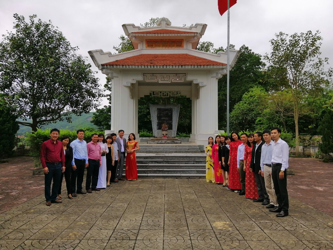 Chi cục THADS huyện Kim Động tổ chức đi dâng hương, báo công tại Khu di tích Bộ Tư pháp  và tọa đàm với Chi cục THADS huyện Sơn Dương tỉnh Tuyên Quang nhân ngày 20/10/2018