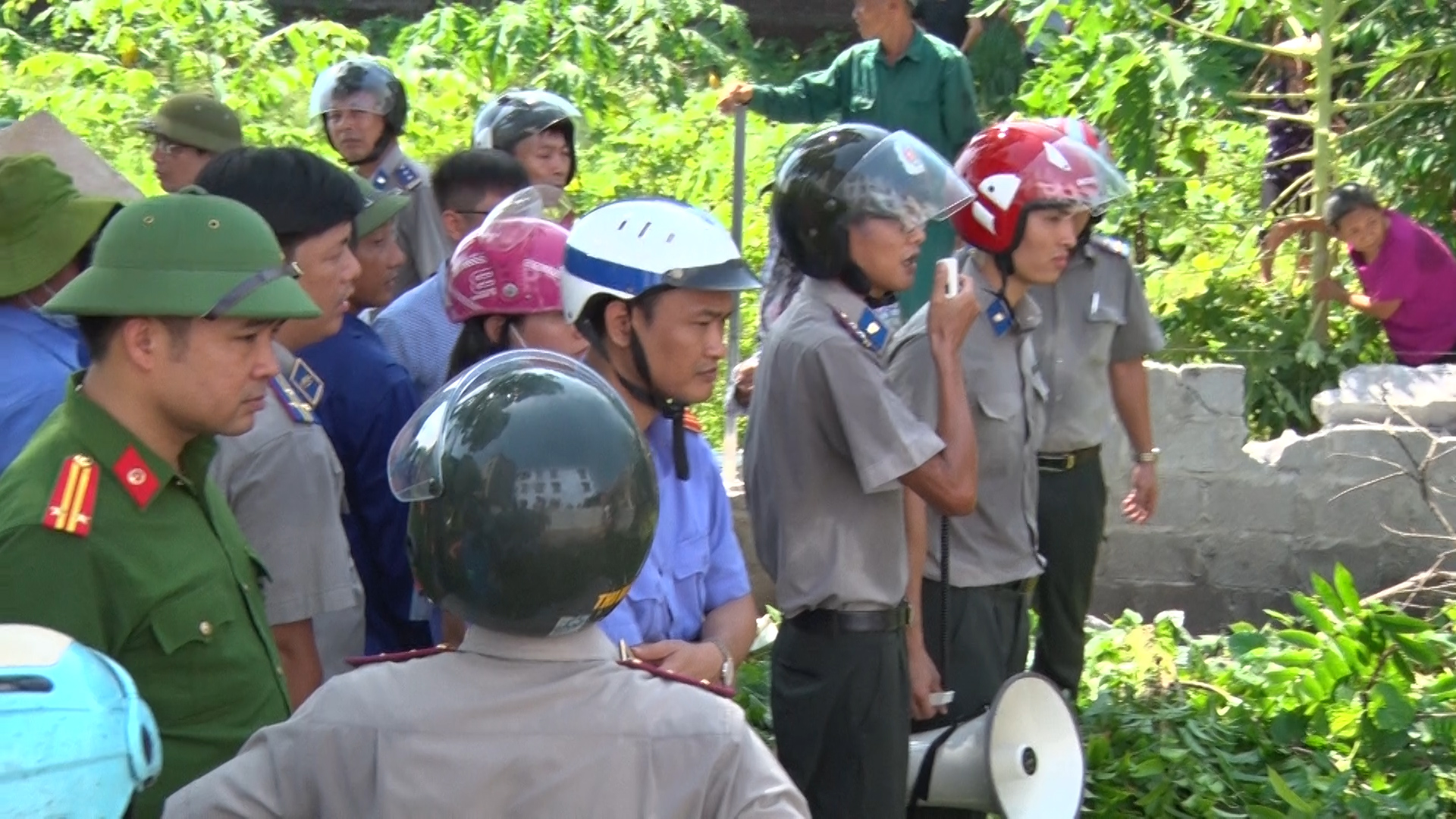 Chi cục Thi hành án dân sự huyện Văn Lâm tổ chức thành công việc cưỡng chế thi hành án dân sự
