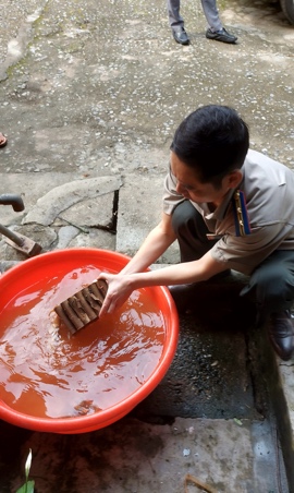 Chi cục Thi hành án dân sự huyện Kim Động tổ chức tiêu hủy vật chứng