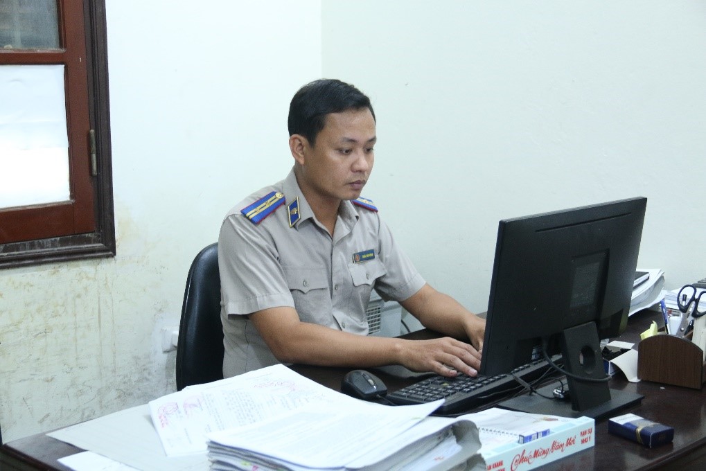 Chấp hành viên tận tụy với công việc