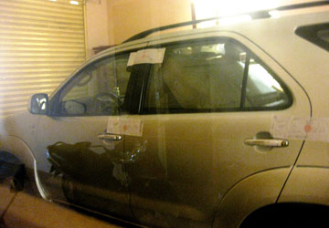 Giữ xe giữa đường để thi hành án