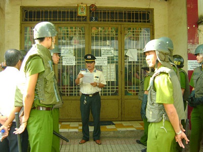 Cán bộ khổ vì đương sự… “thấy mặt“ là “khóa cửa bỏ đi”