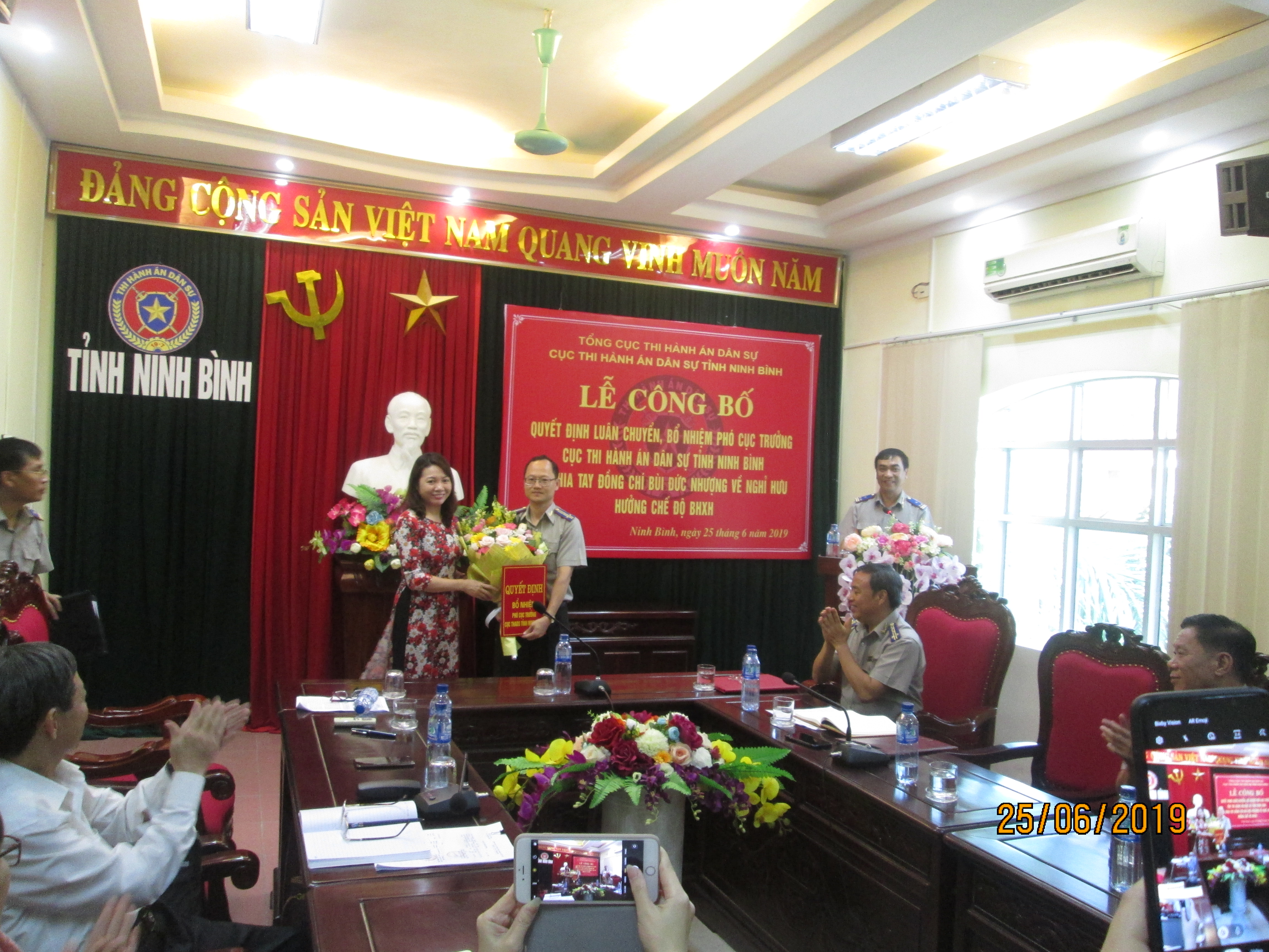 Công bố trao quyết định bổ nhiệm Phó cục trưởng và Trưởng phòng kiểm tra giải quyết khiếu nại và tố cáo Cục Thi hành án dân sự tỉnh Ninh Bình