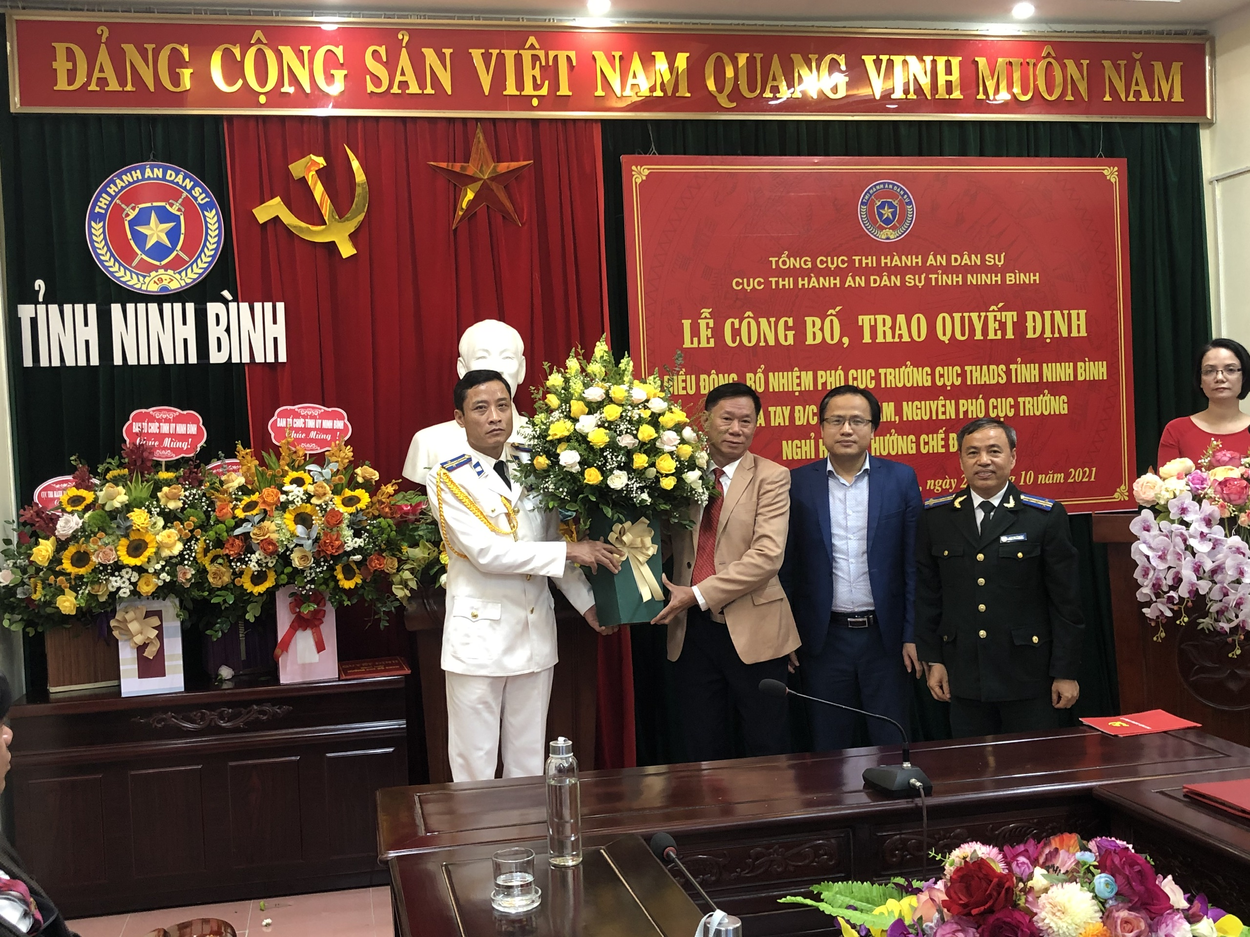 Lễ công bố, trao Quyết định điều động, bổ nhiệm Phó Cục trưởng Cục THADS tỉnh Ninh Bình và chia tay đ/c Vũ Đức Am, Nguyên Phó Cục trưởng nghỉ hưu để hưởng chế độ BHXH.