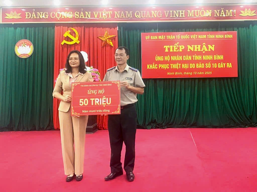 Cơ quan Thi hành án dân sự tỉnh Ninh Bình  ủng hộ đồng bào và đồng nghiệp khắc phục thiệt hại do bão lũ gây ra