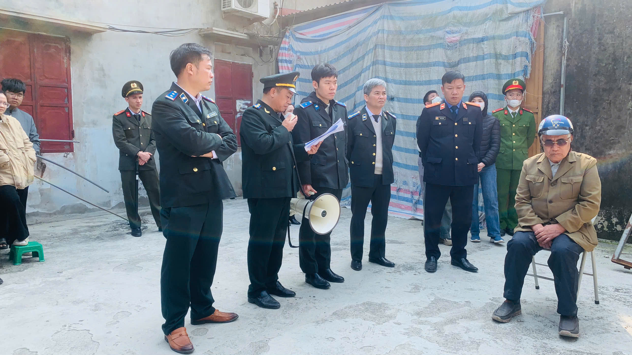 Thi hành án dân sự tỉnh Ninh Bình tổ chức cưỡng chế chuyển giao quyền sử dụng đất