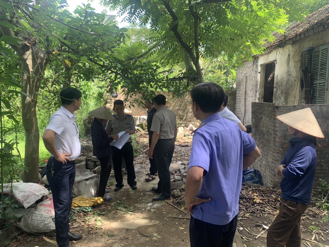 Chi cục Thi hành án dân sự huyện Nho Quan tổ chức giao tài sản thành công cho người được thi hành án.