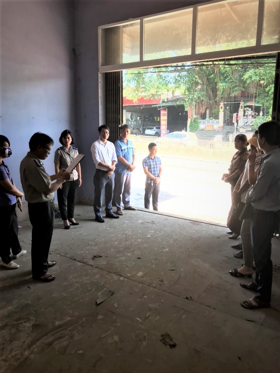 Chi cục Thi hành án dân sự thành phố Tam Điệp tổ chức giao tài sản cho người trúng đấu giá.