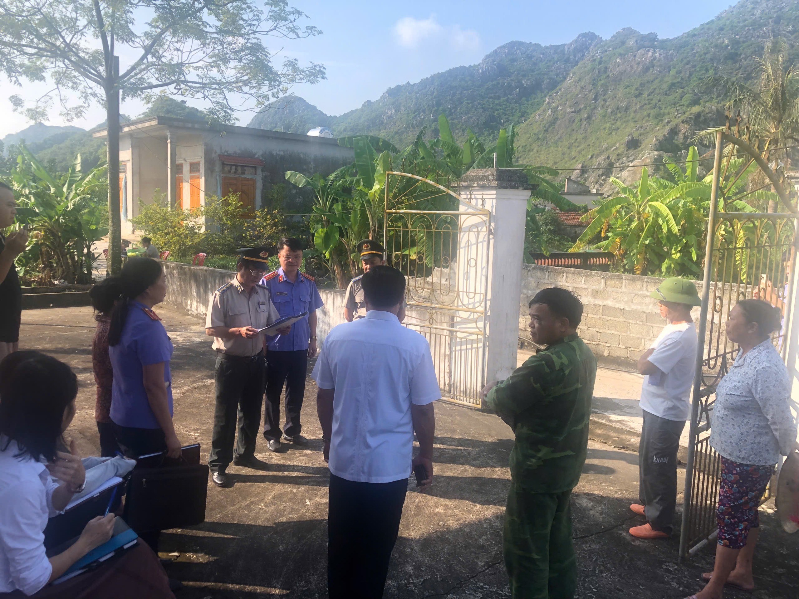 Chi cục Thi hành án dân sự huyện Yên Mô phối hợp với các cơ quan, ban, ngành có liên quan và chính quyền địa phương tổ chức cưỡng chế thi hành án dân sự