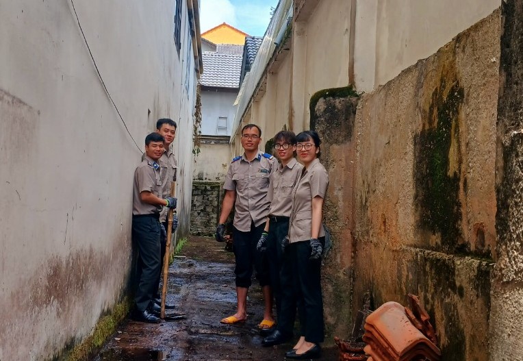 Đoàn viên Chi đoàn Cục Thi hành án dân sự tỉnh tích cực tham gia dọn dẹp vệ sinh môi trường