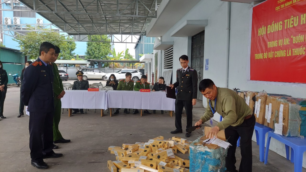 Cục Thi hành án dân sự tỉnh tổ chức tiêu hủy vật chứng trong vụ án buôn bán hàng cấm