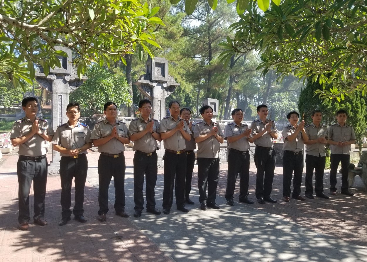 Kỷ niệm 75 năm ngày Thương binh - Liệt Sỹ: Đoàn công tác Cục Thi hành án dân sự tỉnh Thanh Hóa dâng hương tại Nghĩa trang liệt sỹ Quốc gia Trường Sơn, Thành cổ Quảng Trị, Hang Tám cô và Khu di tích ngã ba Đồng Lộc