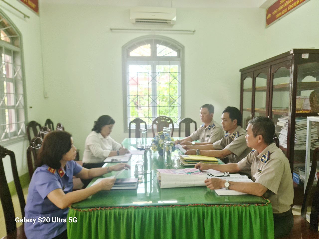 Chi cục Thi hành án dân sự huyện Tân Hồng tổ chức họp liên ngành xét miễn, giảm nghĩa vụ thi hành án