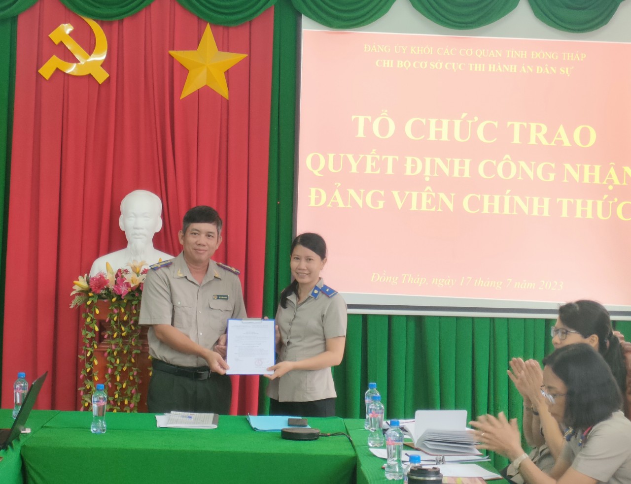 Chi bộ cơ sở Cục Thi hành án dân sự tổ chức trao quyết định công nhận Đảng viên chính thức