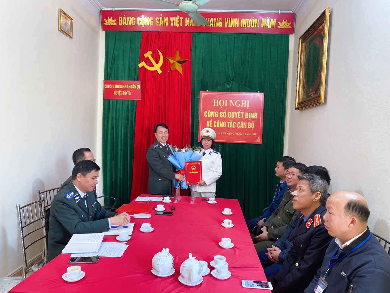 Đ/C Phó cục trưởng cùng các đơn vị trao quyết định và tặng hoa