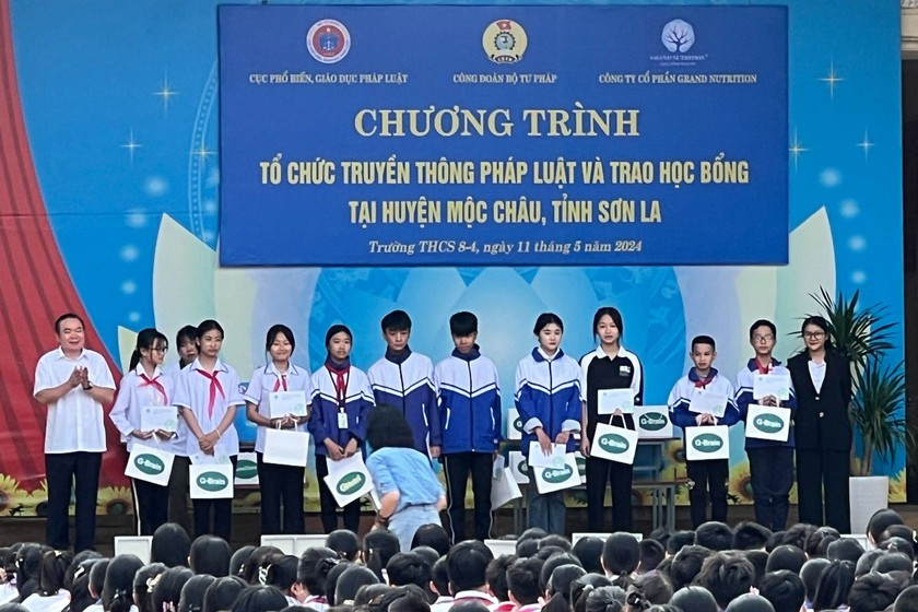 Bộ Tư pháp tổ chức truyền thông pháp luật và trao học bổng tại huyện Mộc Châu, Sơn La