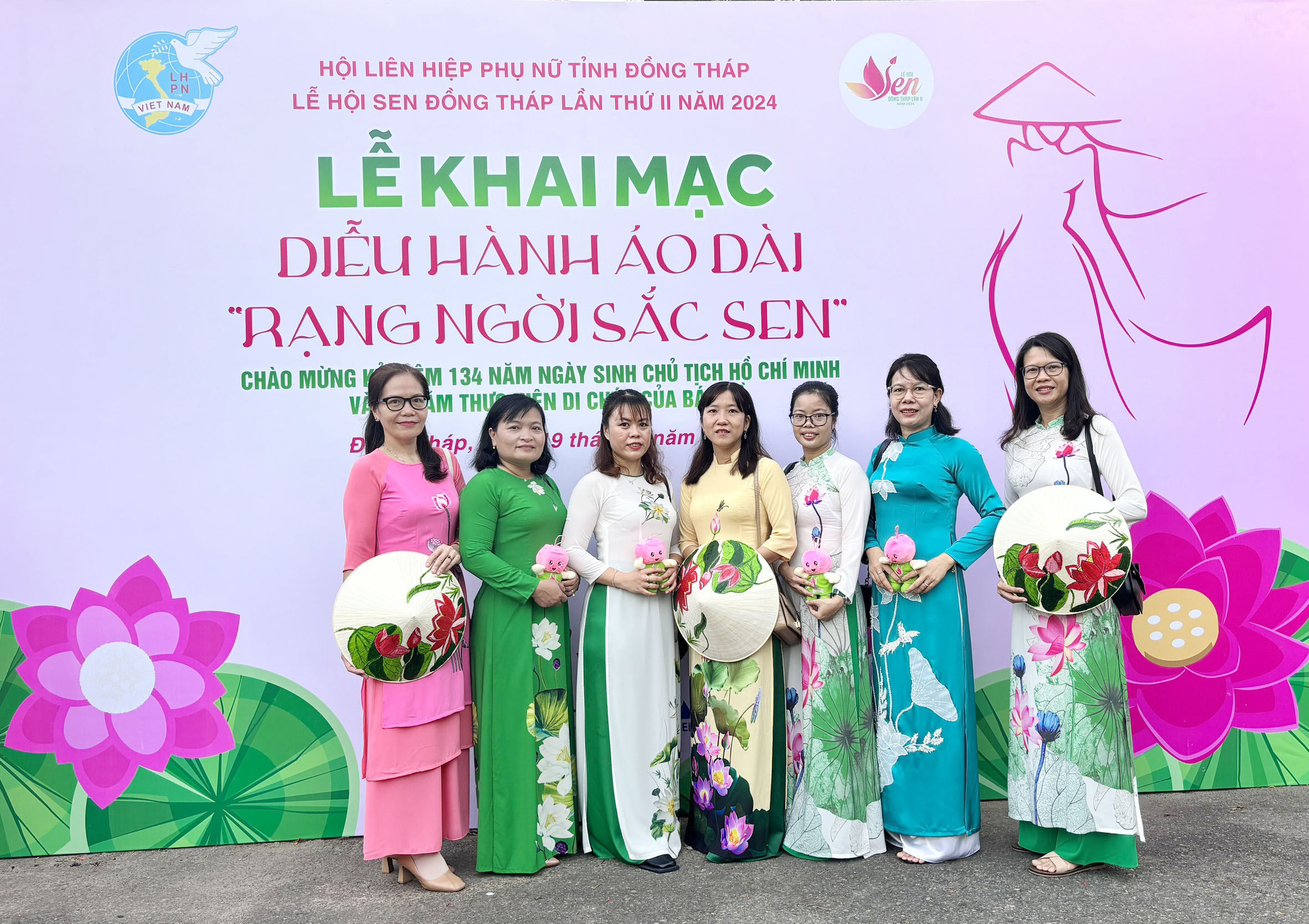 Nữ đoàn viên Công đoàn cơ sở Cục Thi hành án dân sự tỉnh Đồng Tháp tham gia Diễu hành “Áo dài - Rạng ngời sắc sen”