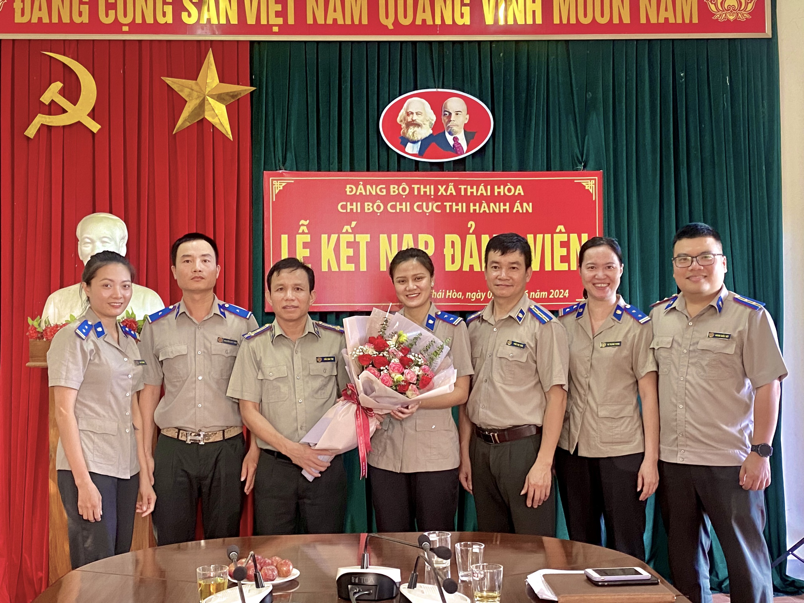 Chi bộ Chi cục Thi hành án dân sự thị xã Thái Hoà tổ chức kết nạp đảng viên mới