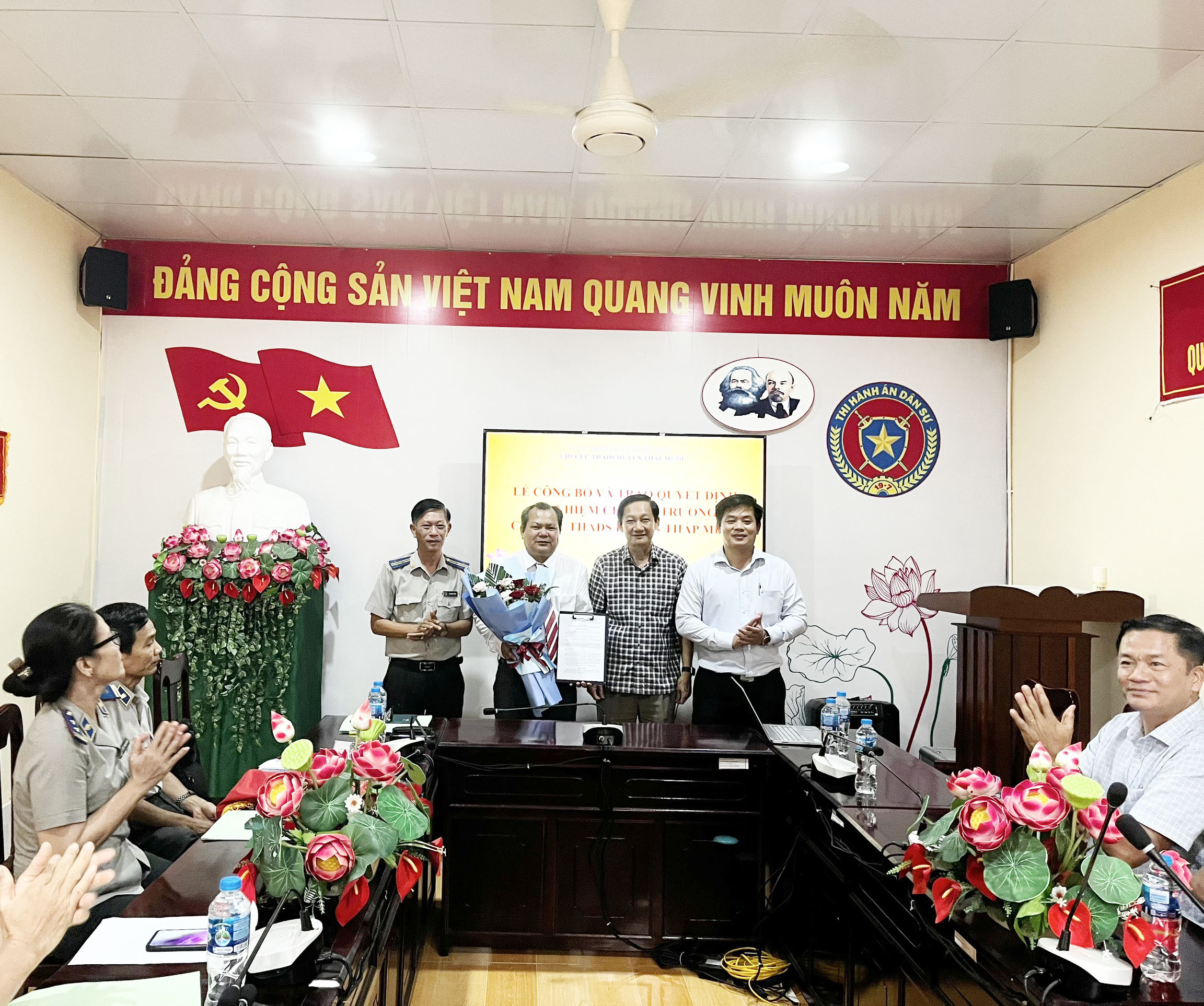 Lễ công bố quyết định tiếp nhận và bổ nhiệm Chi cục trưởng Chi cục THADS huyện Tháp Mười, tỉnh Đồng Tháp