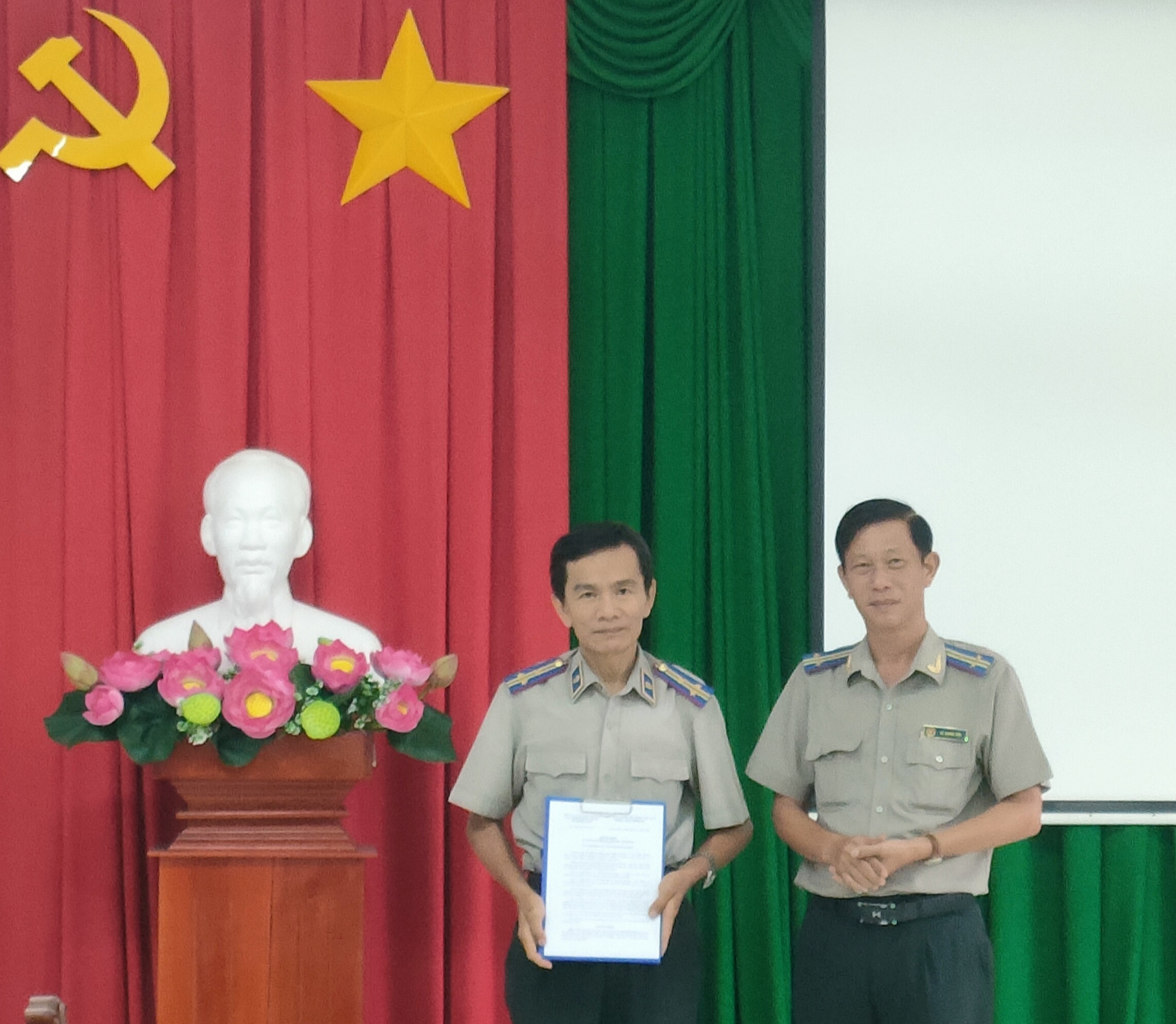 Lễ trao quyết định kéo dài thời gian giữ chức vụ Phó Trưởng phòng Tổ chức cán bộ Cục Thi hành án dân sự tỉnh Đồng Tháp