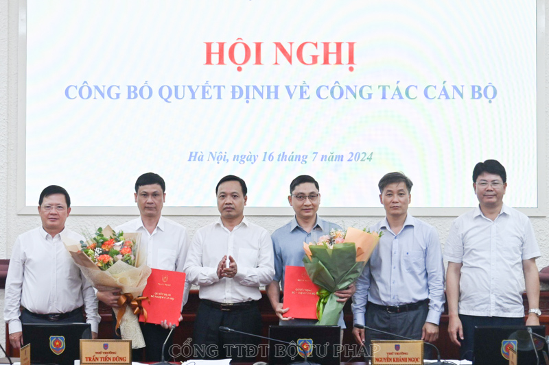 Bộ Tư pháp trao Quyết định bổ nhiệm công chức lãnh đạo