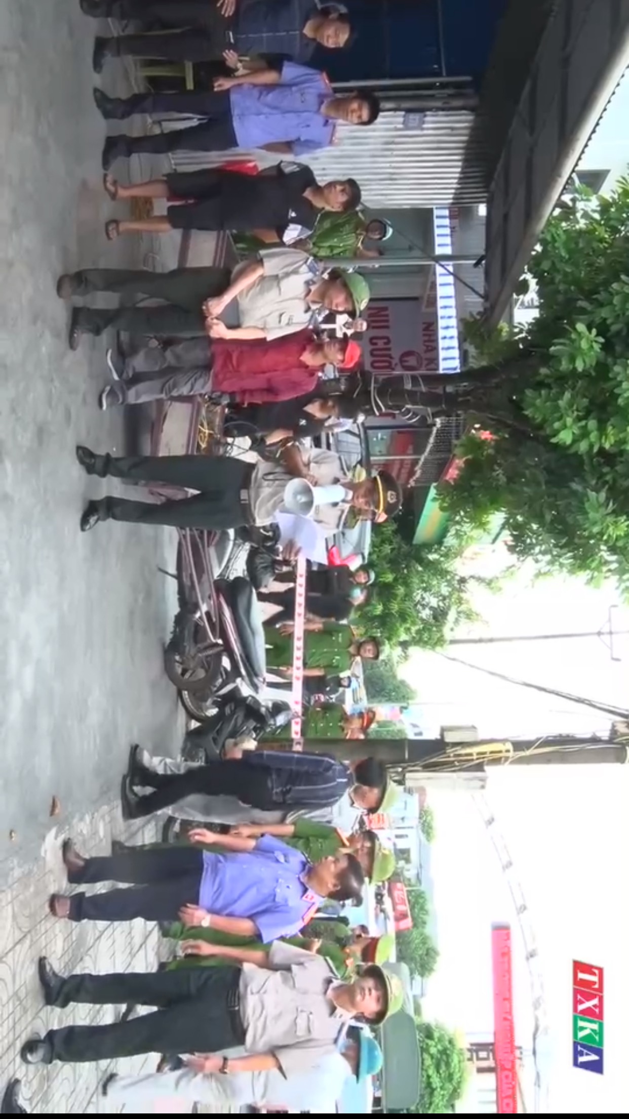 Chi cục THADS TX.Kỳ Anh Tổ chức cưỡng chế tháo dỡ, di dời tài sản của ông Lê Xuân Sỹ trên thửa đất số 1015, tờ bản đồ số 06, ở tại TDP Hưng Hòa,  phường Hưng Trí, Thị xã Kỳ Anh, tỉnh Hà Tĩnh.