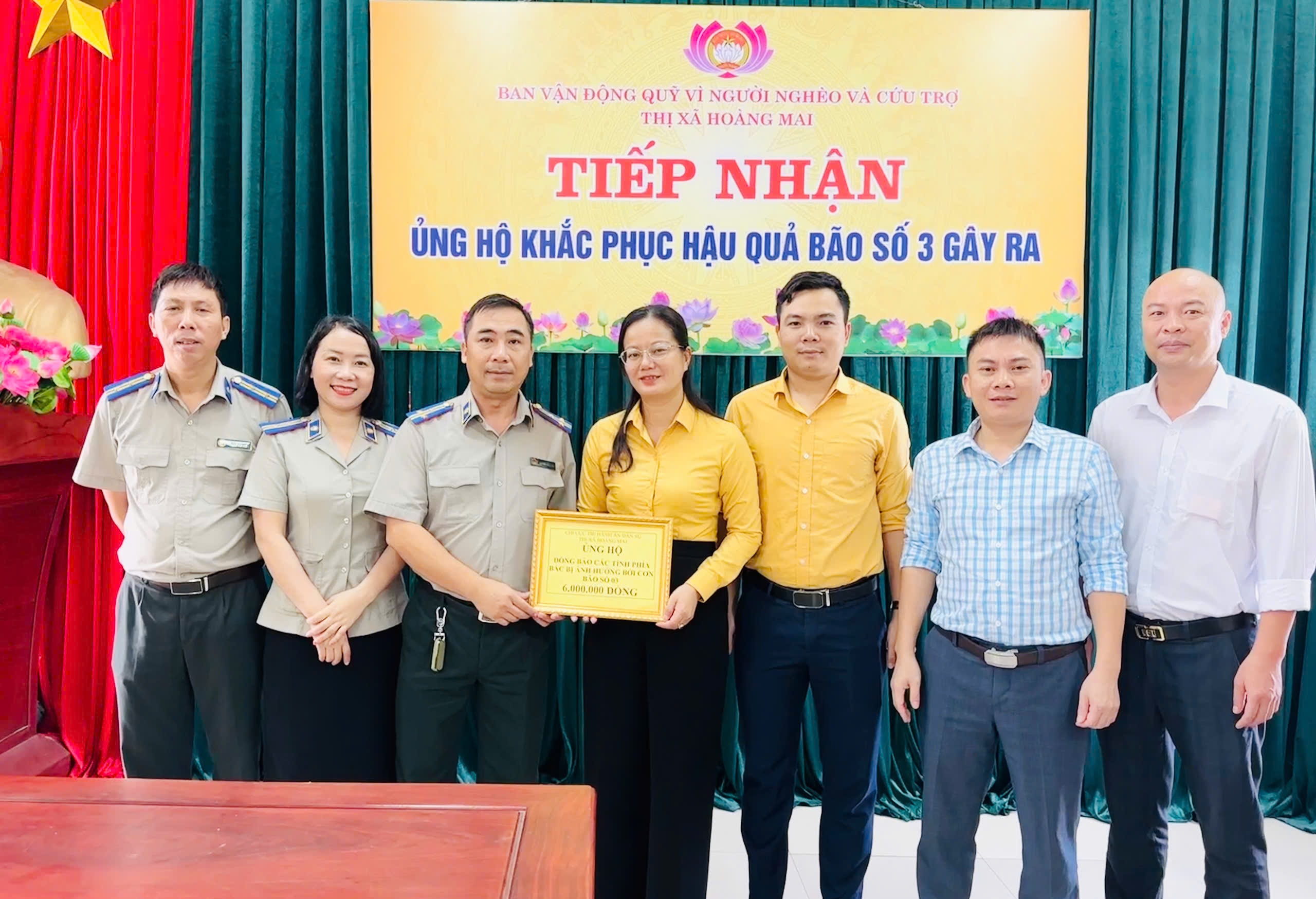 Tập thể công chức, người lao động Chi cục THADS Thị xã Hoàng Mai ủng hộ các tỉnh phía Bắc bị thiệt hại do bão số 3 gây ra.