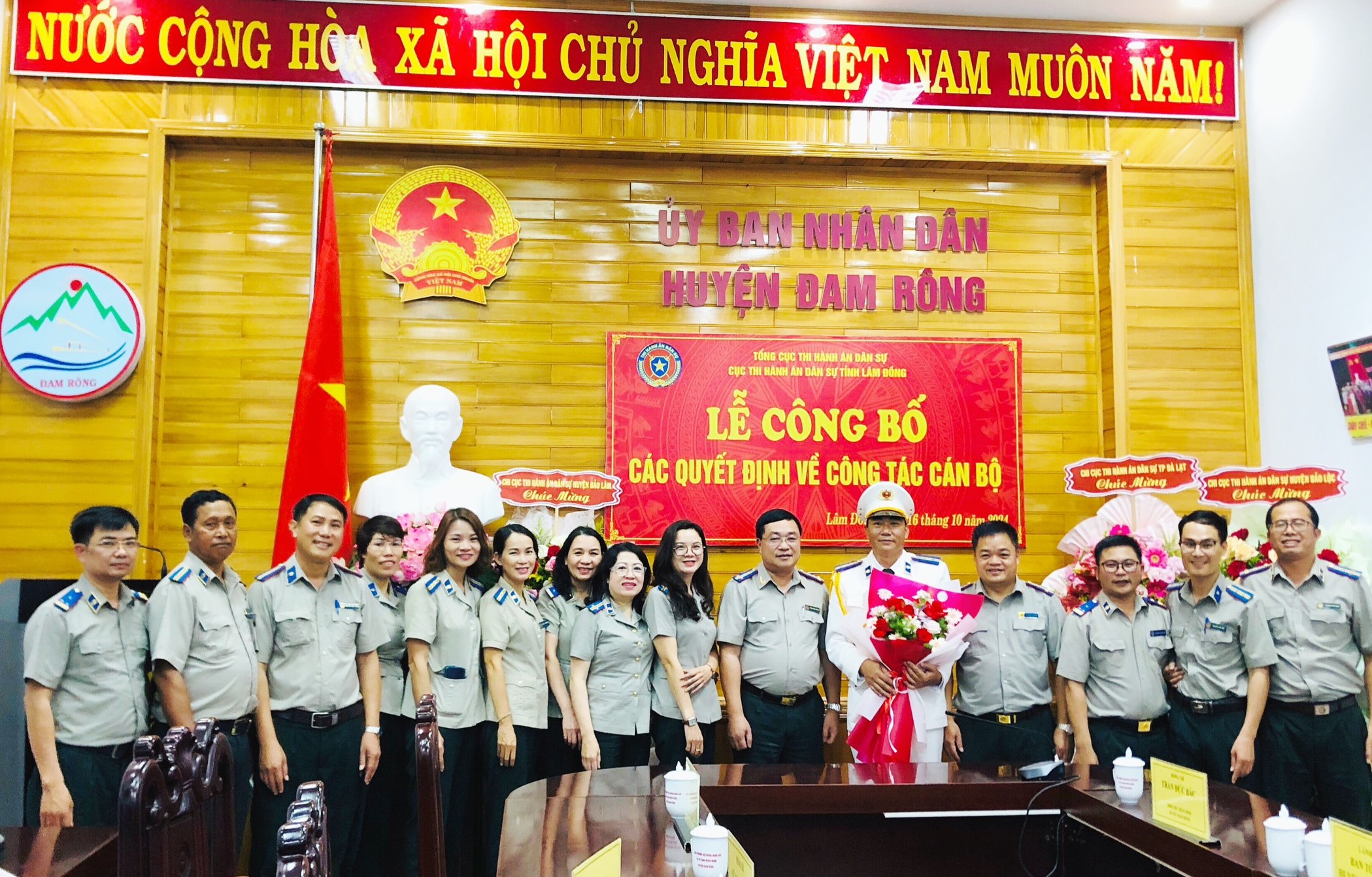 Trao các Quyết định về công tác cán bộ của Chi cục THADS huyện Đam Rông