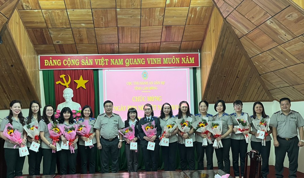 Gặp mặt nữ công chức, người lao động nhân dịp kỷ niệm Ngày Phụ nữ Việt Nam 20/10