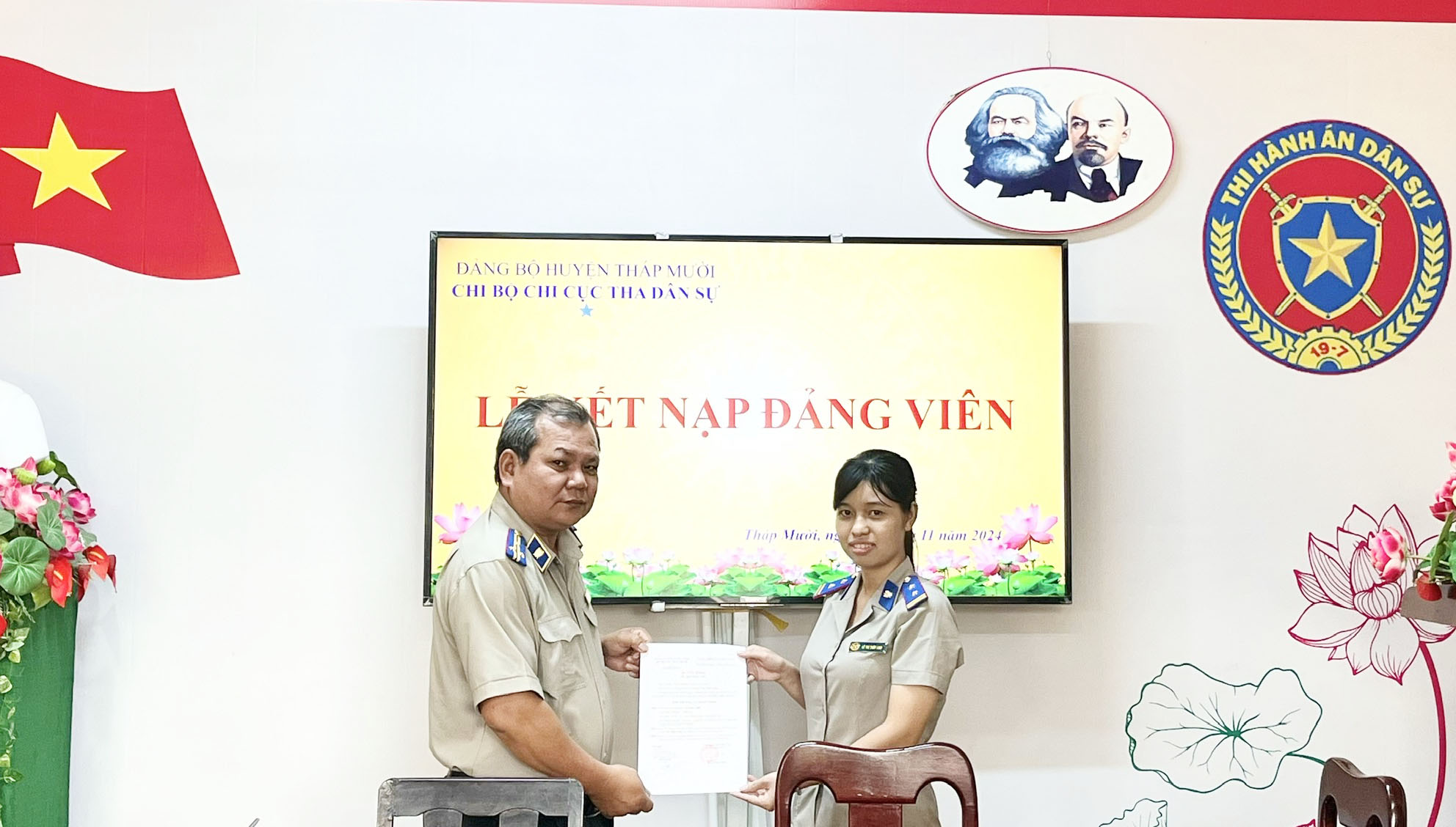 Chi bộ Chi cục Thi hành án dân sự huyện Tháp Mười tổ chức "Lễ kết nạp đảng viên mới"