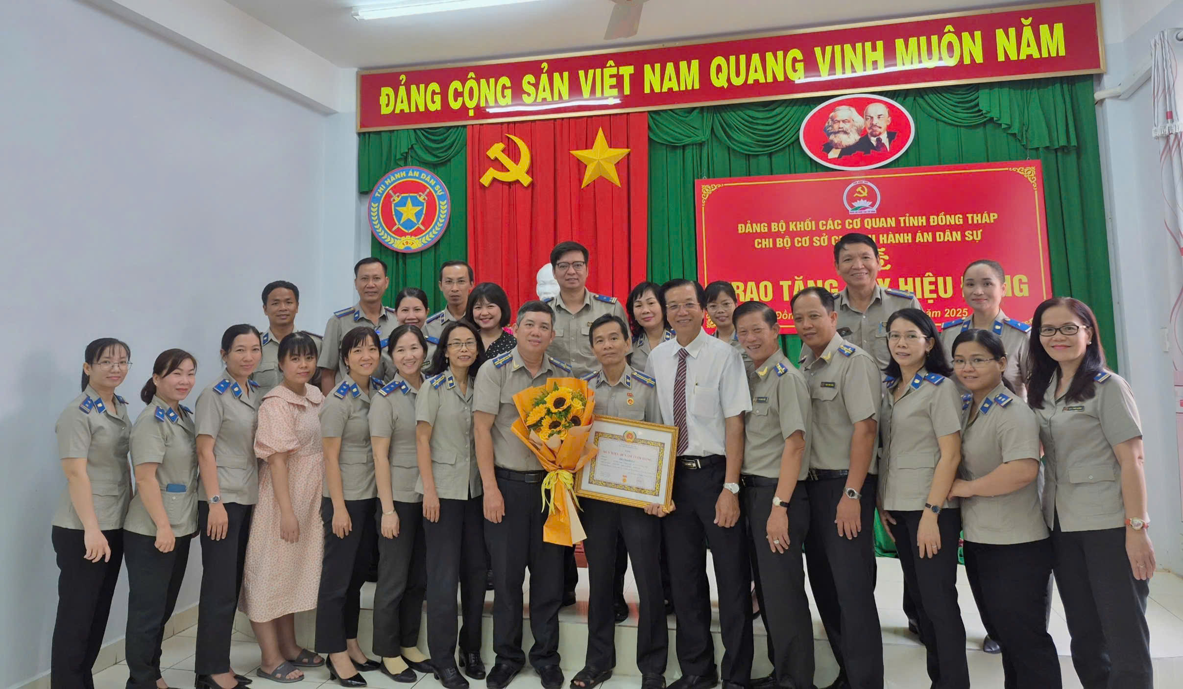 Trao tặng Huy hiệu 40 năm tuổi Đảng