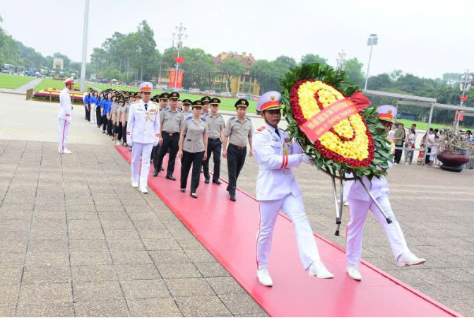 Tổng cục Thi hành án dân sự tổ chức dâng hương, viếng lăng Chủ Tịch Hồ Chí Minh nhân kỷ niệm 135 năm ngày sinh Người