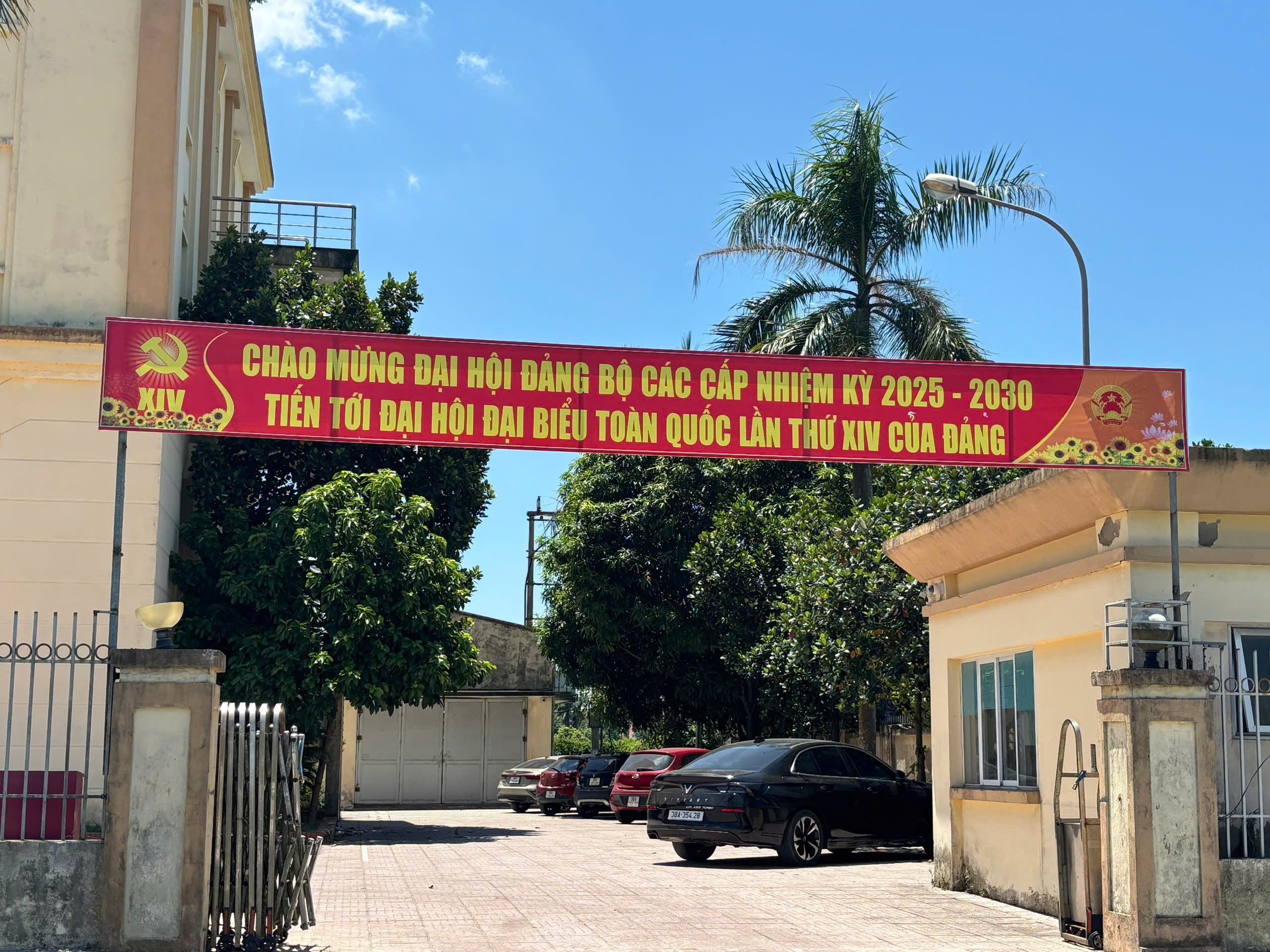 Hà Tĩnh - Cờ hoa rực rỡ, lòng người náo nức hướng về ngày hội lớn