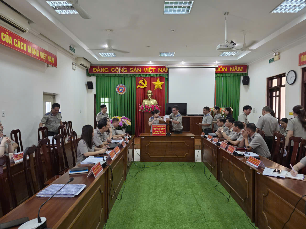 “Tập thể công chức, người lao động Thi hành án dân sự tỉnh Đồng Nai hưởng ứng phong trào ủng hộ đồng bào bị ảnh hưởng bão lũ”