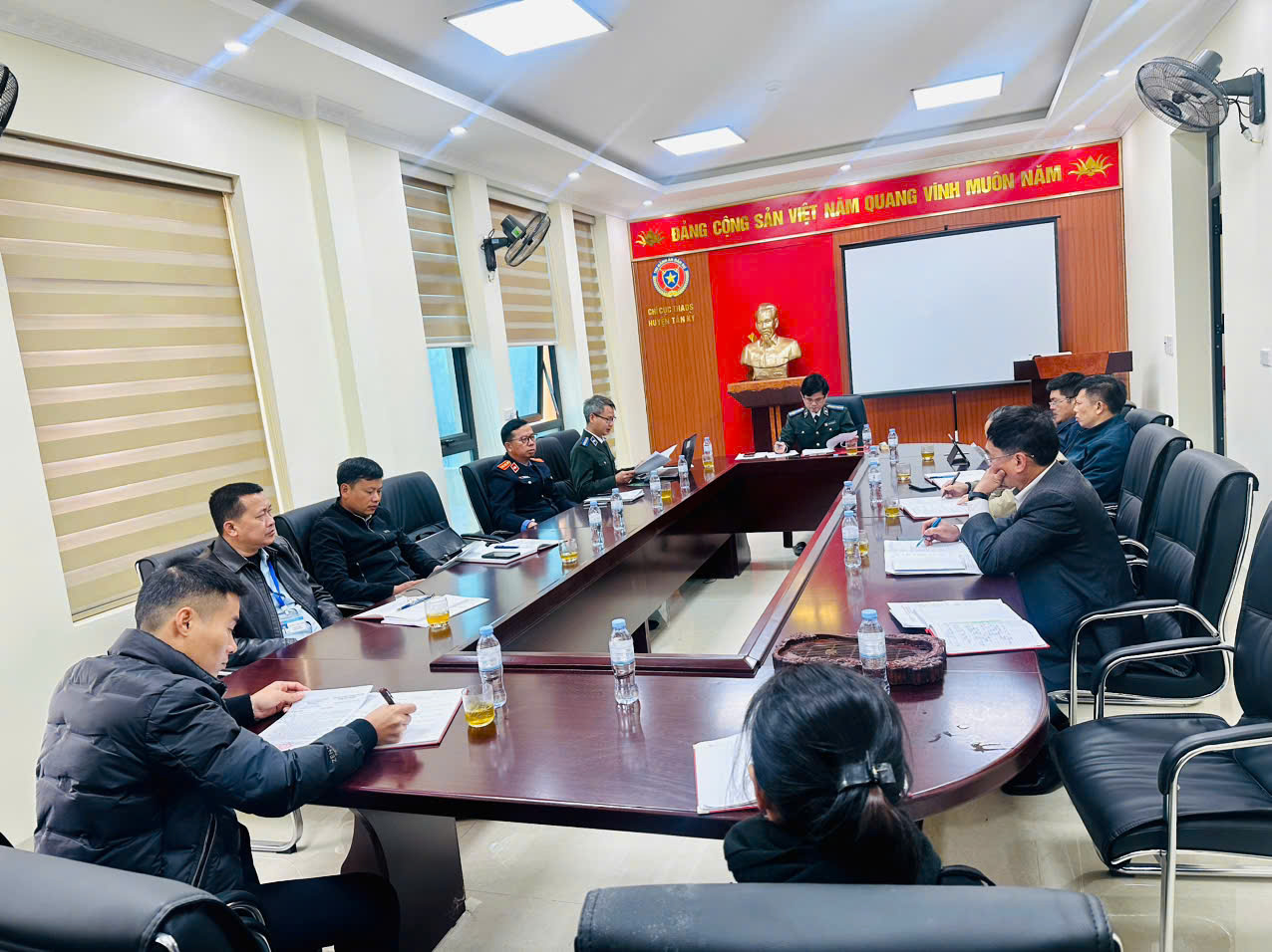 Phòng thi hành án dân sự khu vực 7 – Nghệ An họp bàn chuẩn bị cưỡng chế.