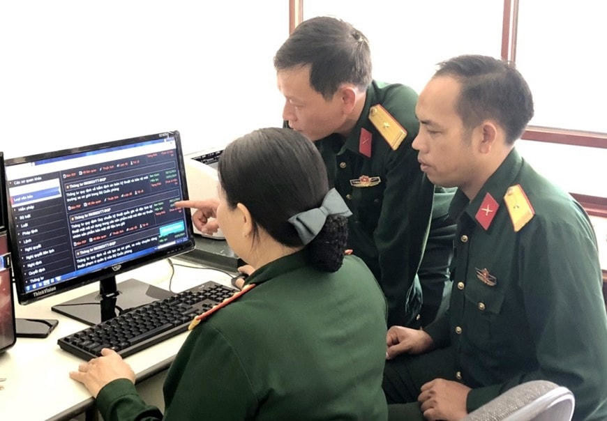 C&aacute;n bộ qu&acirc;n sự t&igrave;m hiểu văn bản quy phạm ph&aacute;p luật tr&ecirc;n cơ sở dữ liệu ph&aacute;p luật về qu&acirc;n sự, quốc ph&ograve;ng. (Ảnh: Thuận An)