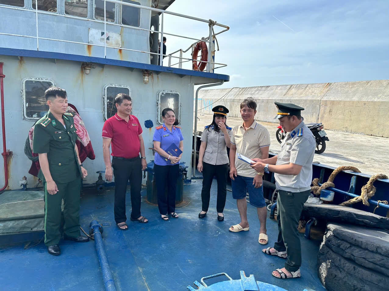 Chuyện thi hành án giữa trùng khơi